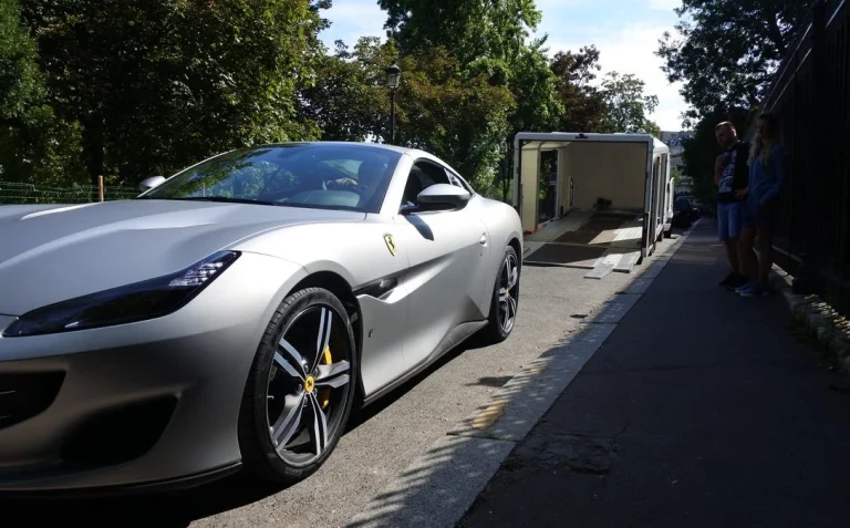 Voiture de sport grise stationnée sur une rue ensoleillée