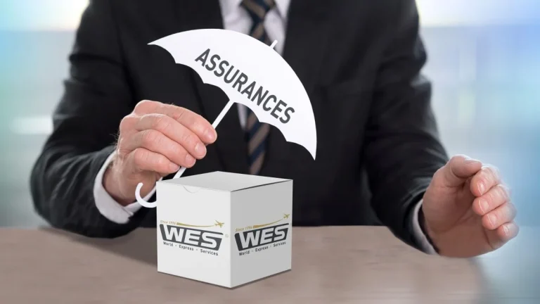 Main pla&ccedil;ant un parapluie miniature marqu&eacute; &ldquo;Assurances&rdquo; au-dessus d&rsquo;une bo&icirc;te WES