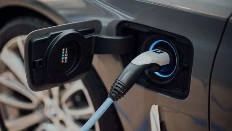 Câble de recharge branché sur une voiture électrique
