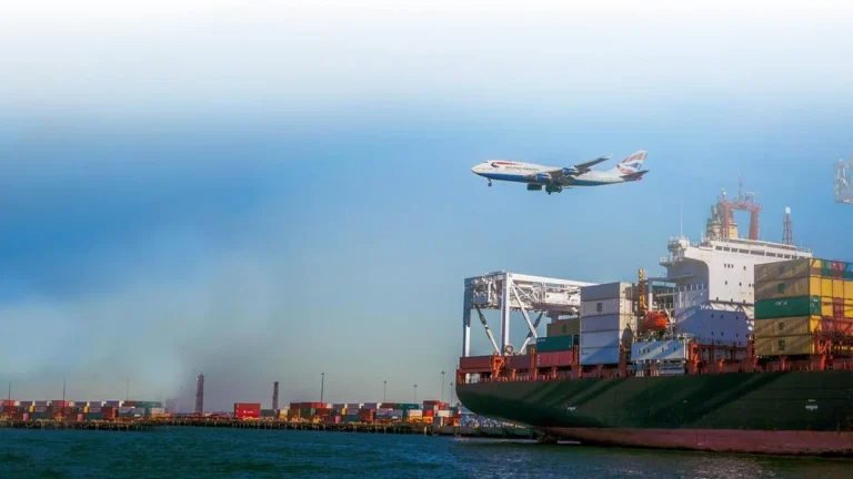 Avion de ligne survolant un cargo maritime en mer